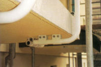 Detailansicht Balkongeländer und sanierte Balkonplatte mit integrierter Tropfkante